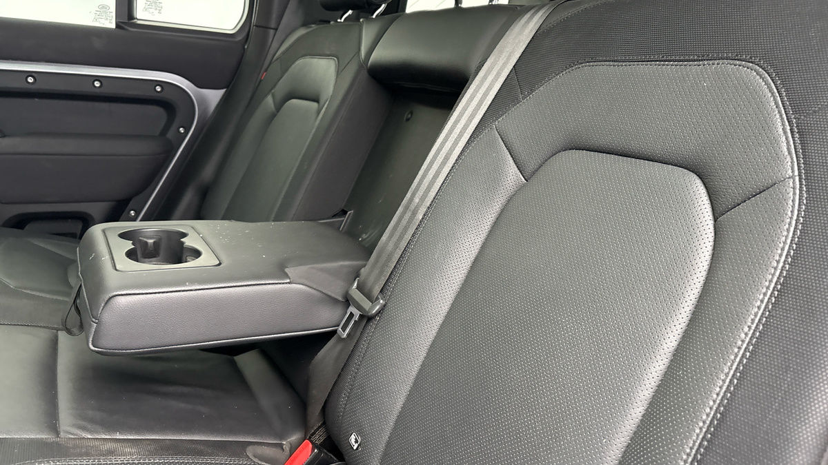 Land Rover Defender 110 Image 9