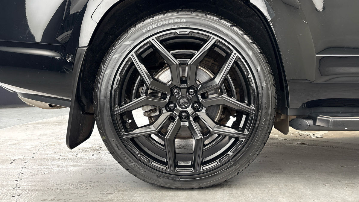 Land Rover Defender 130 Urban Image 10