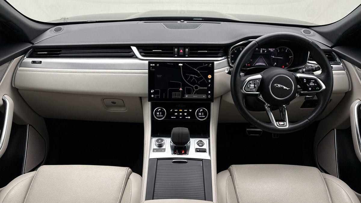 Jaguar F-PACE Image 12