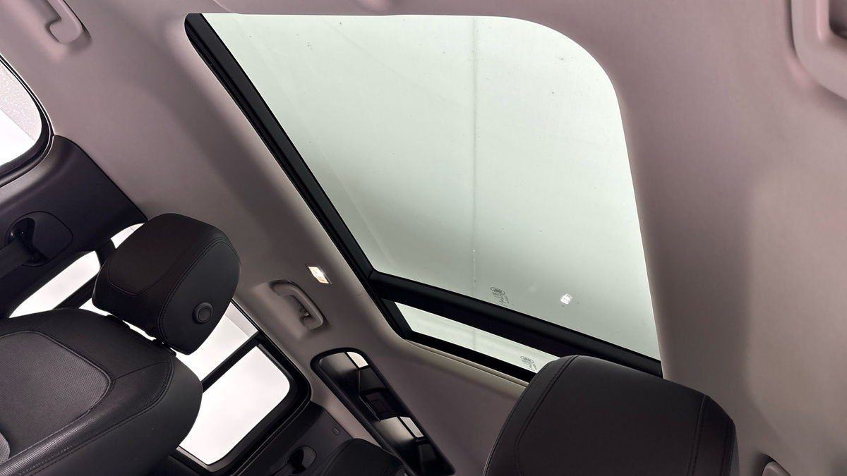 Land Rover Defender 110 Image 6