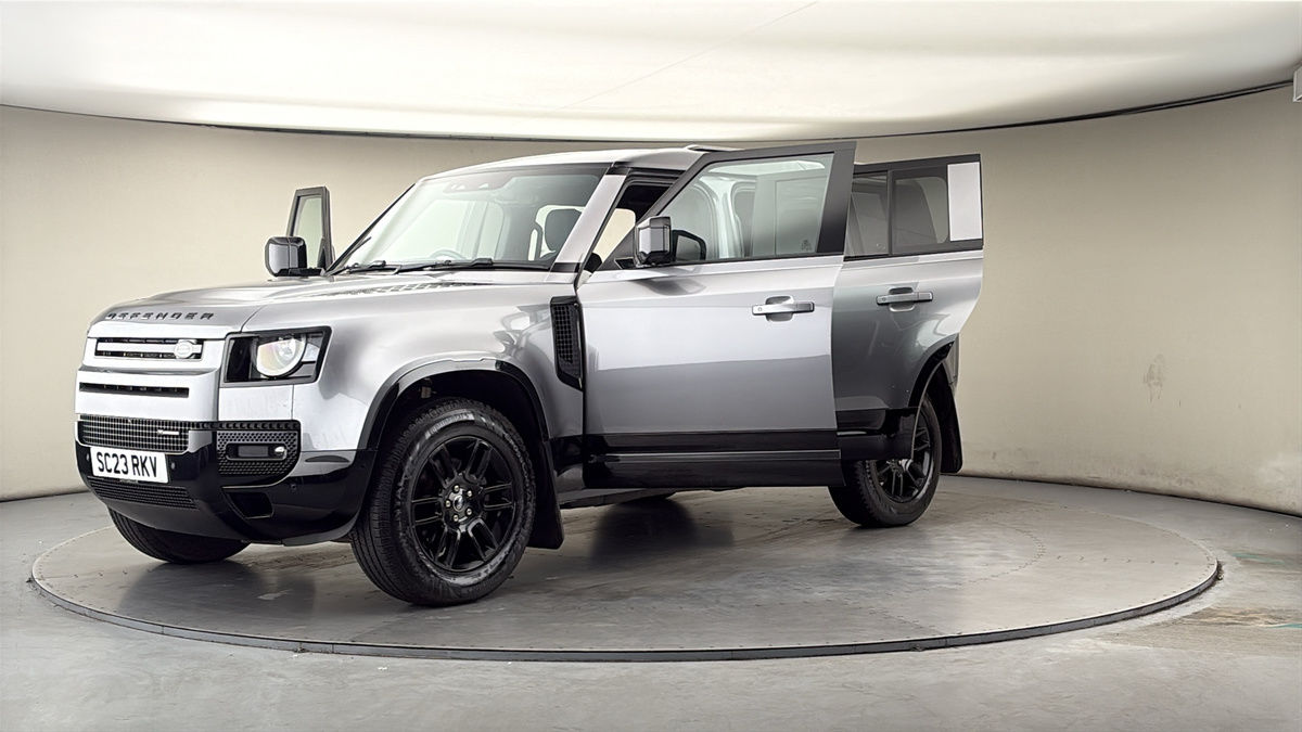 Land Rover Defender 110 Image 22