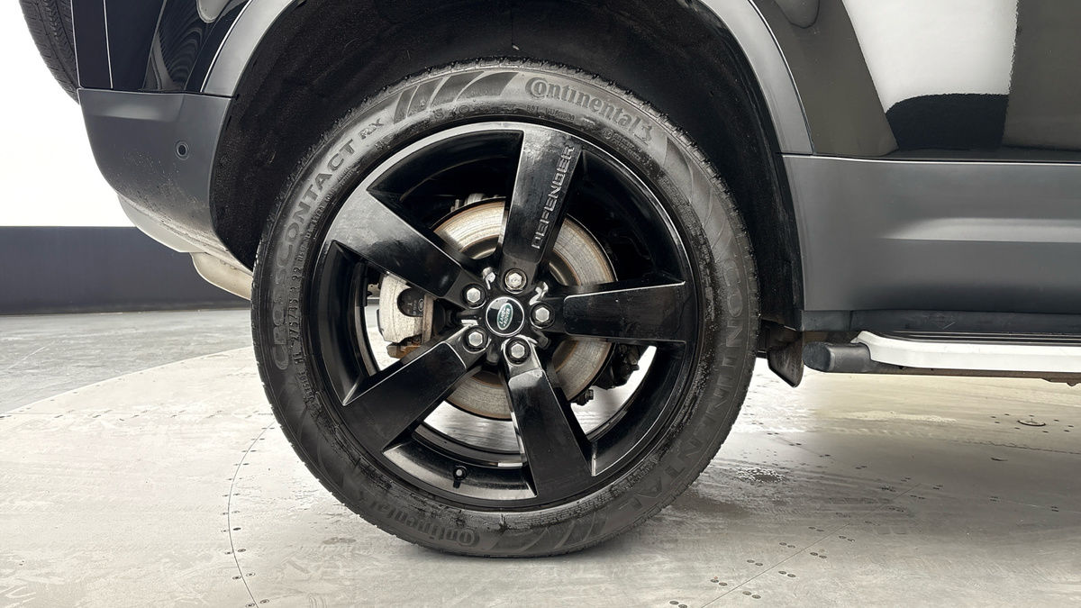 Land Rover Defender 110 Image 10