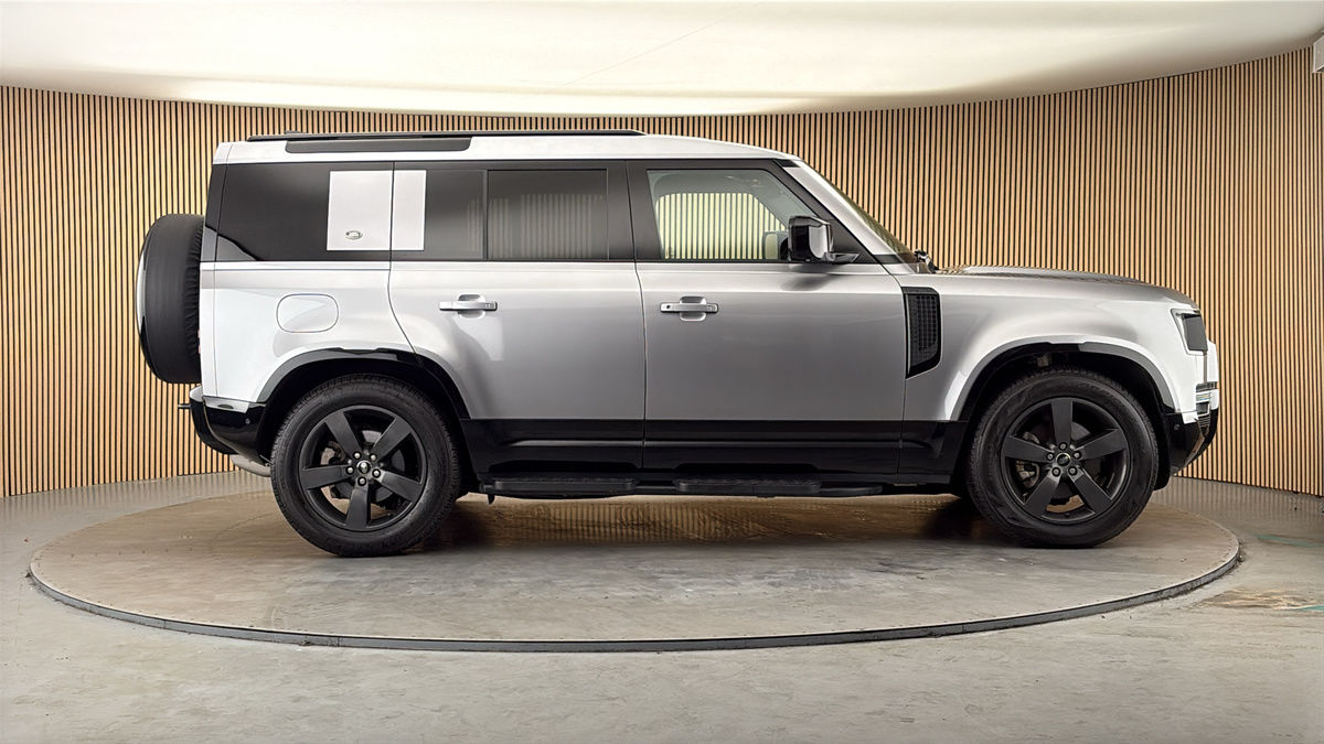 Land Rover Defender 110 Image 16