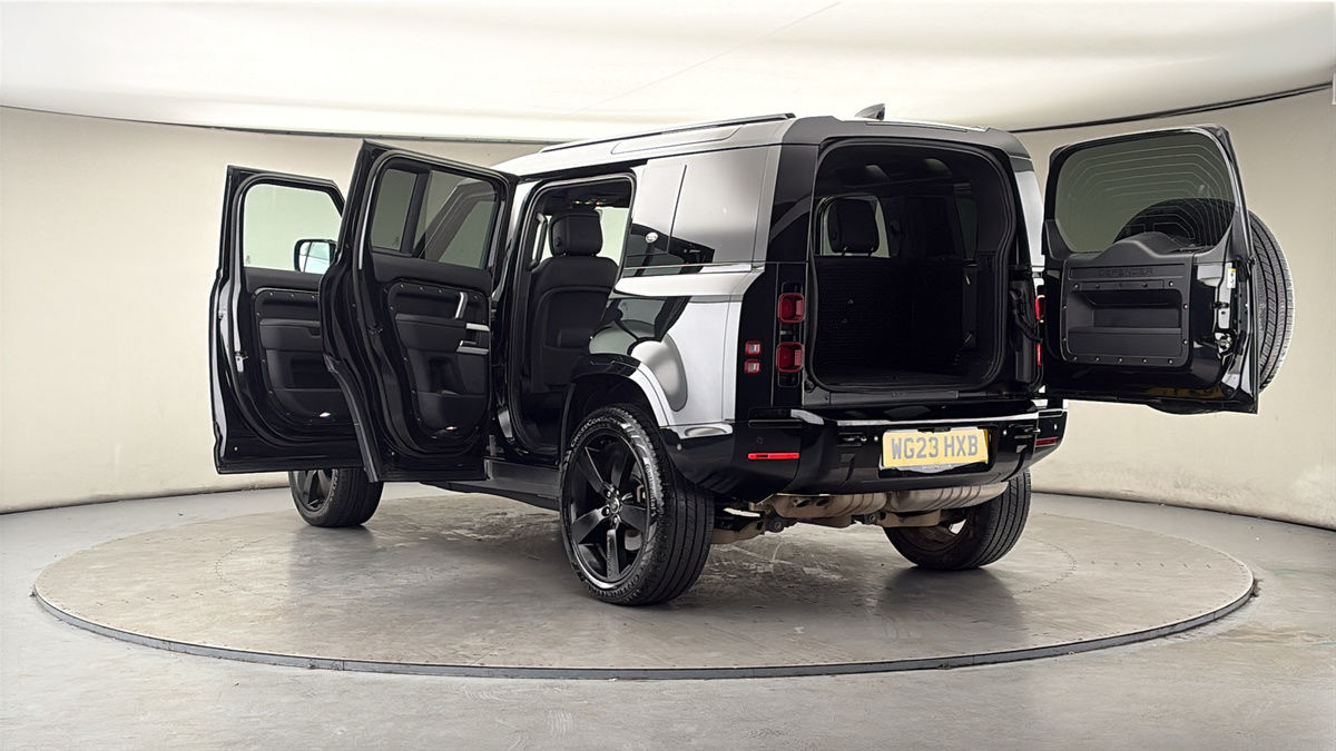 Land Rover Defender 110 Image 23