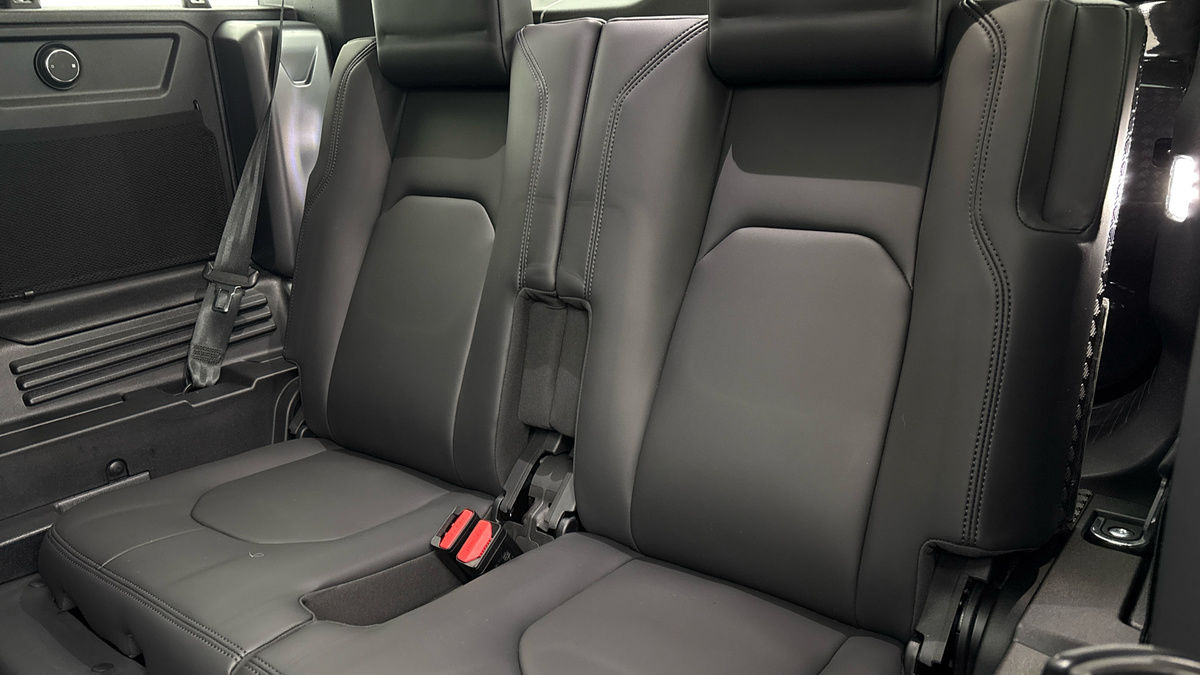 Land Rover Defender 110 Image 25