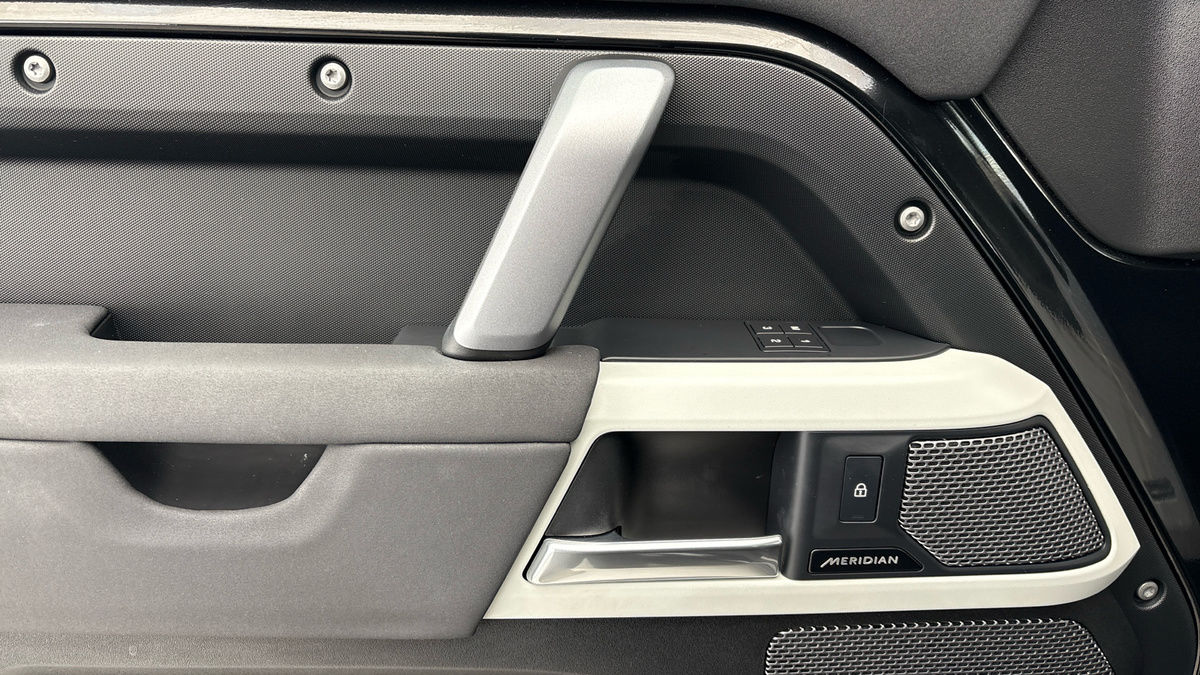 Land Rover Defender 110 Image 19
