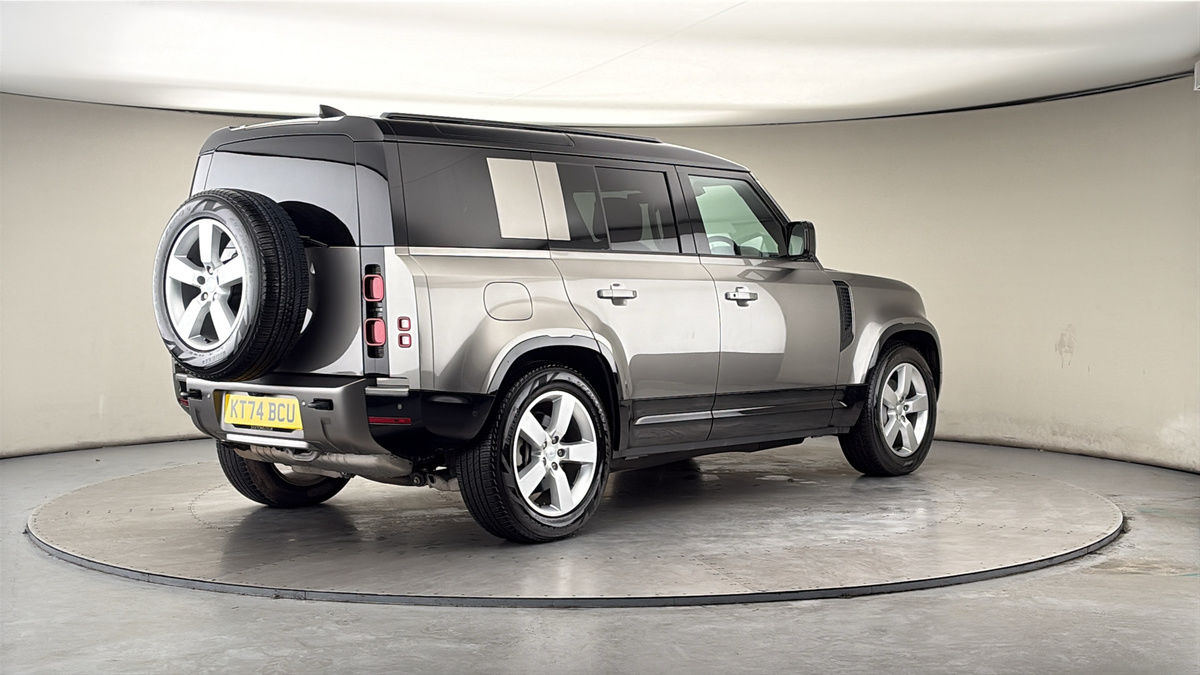 Land Rover Defender 110 Image 21