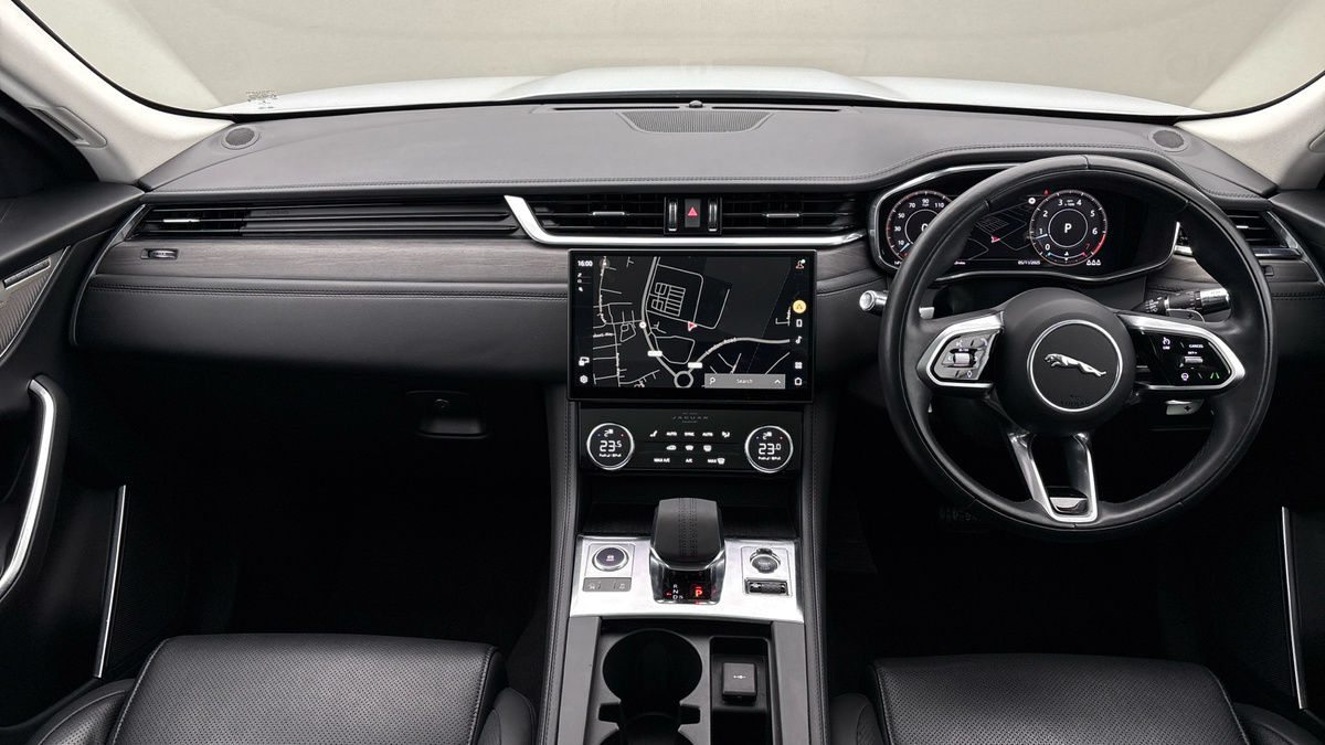 Jaguar F-PACE Image 12