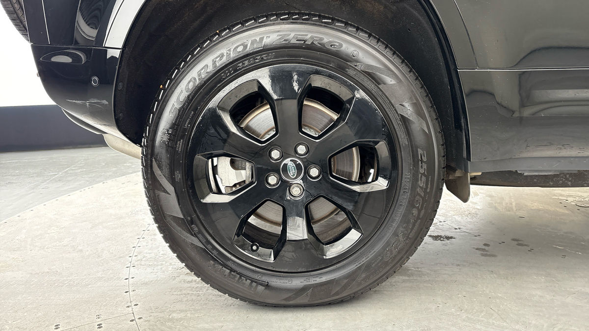 Land Rover Defender 110 Image 10