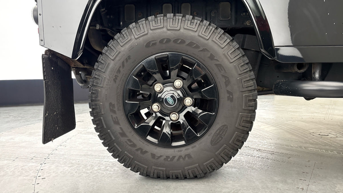 Land Rover Defender 90 Image 10