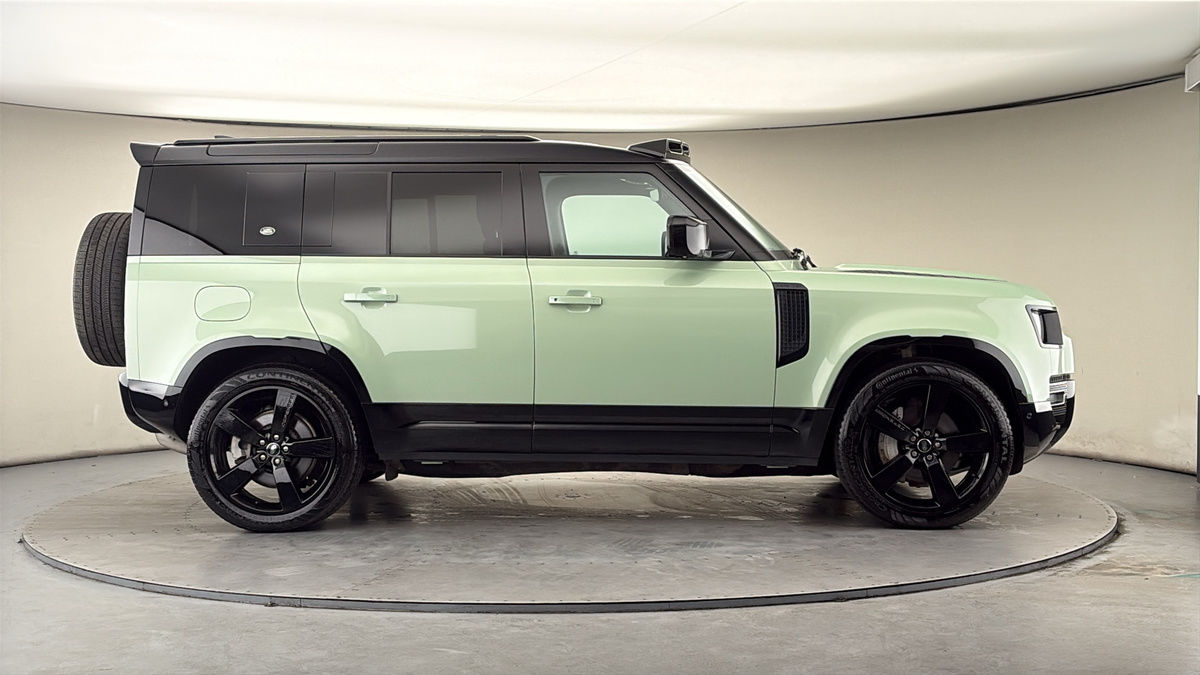 Land Rover Defender 110 Image 16