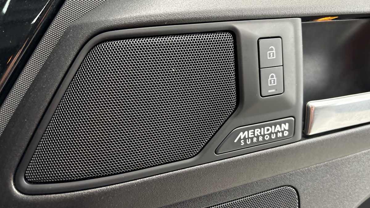 Land Rover Defender 110 Image 27