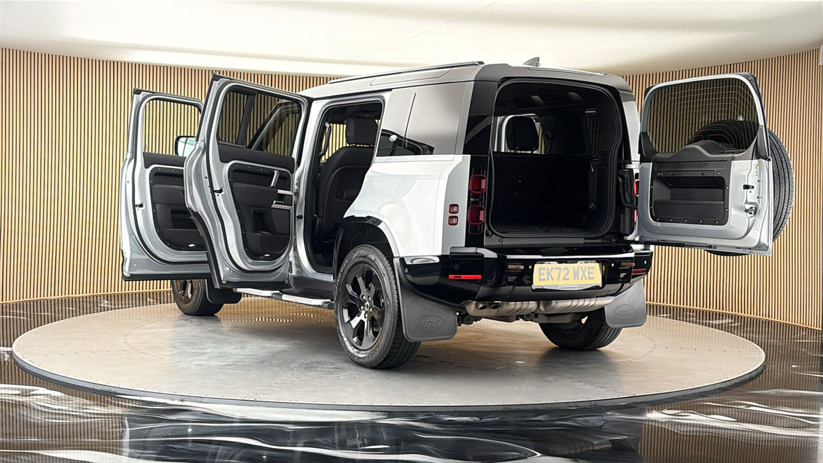 Land Rover Defender 110 Image 23