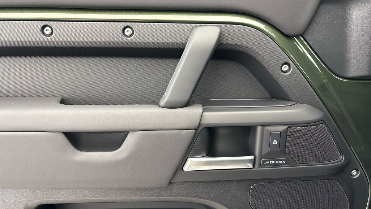 Land Rover Defender 90 Urban Image 19