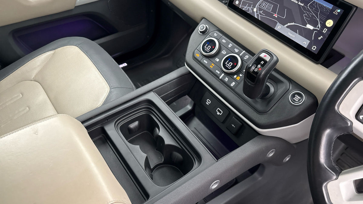 Land Rover Defender 110 Image 18