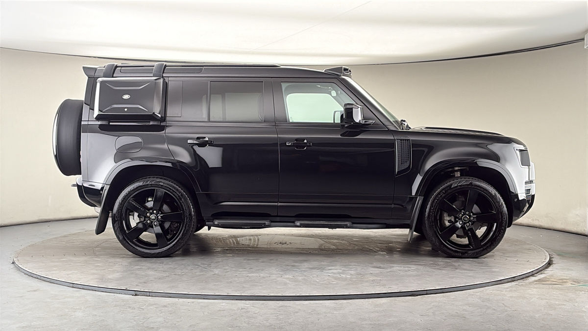 Land Rover Defender 110 Image 16