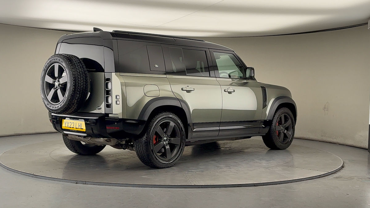 Land Rover Defender 110 Image 21