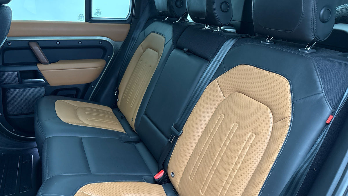 Land Rover Defender 110 Image 8