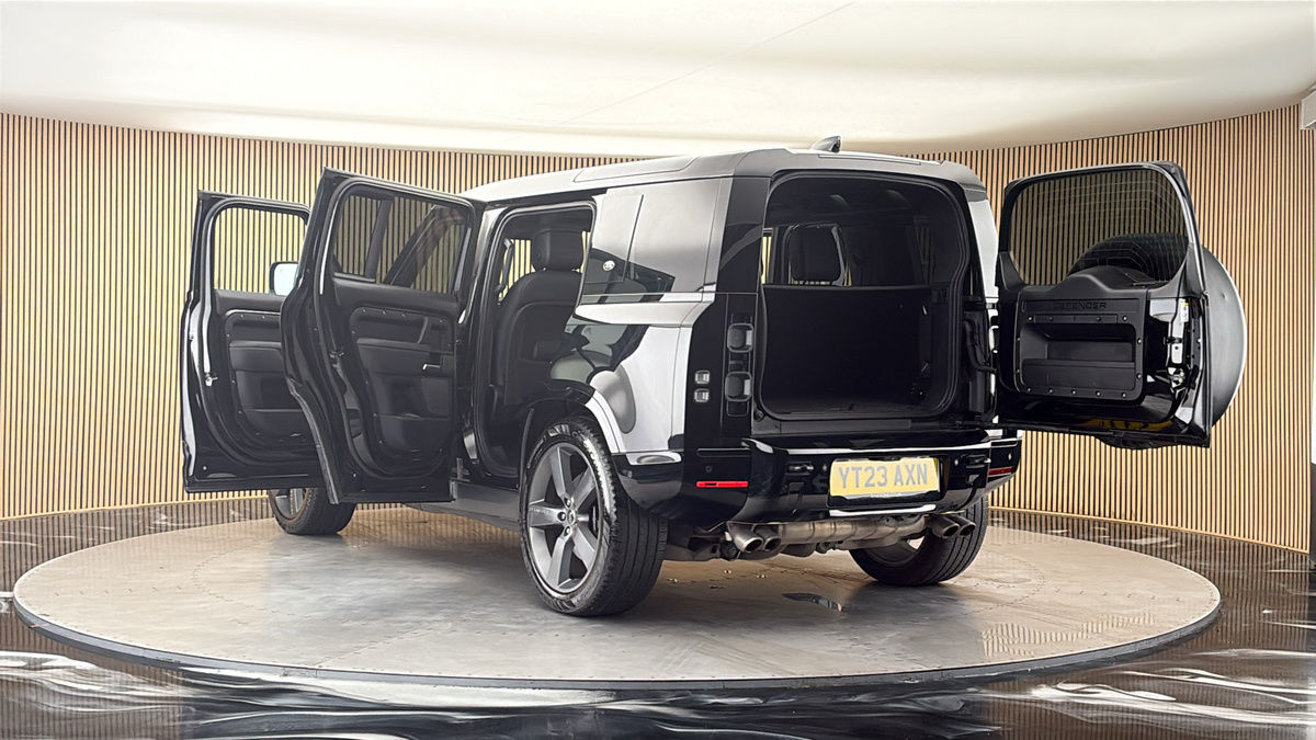 Land Rover Defender 110 Image 23