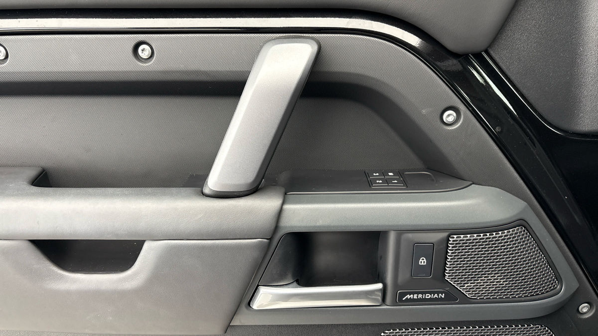 Land Rover Defender 110 Image 19