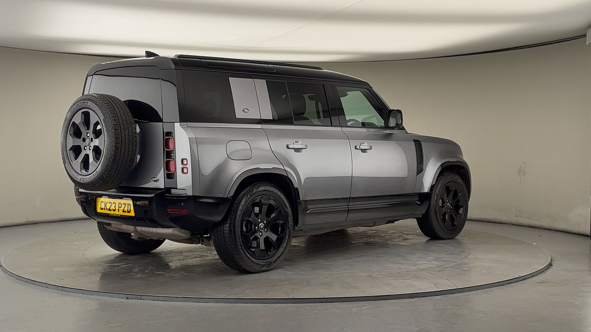 Land Rover Defender 110 Image 21