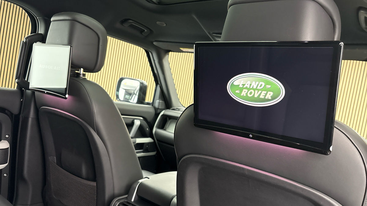 Land Rover Defender 110 Image 31