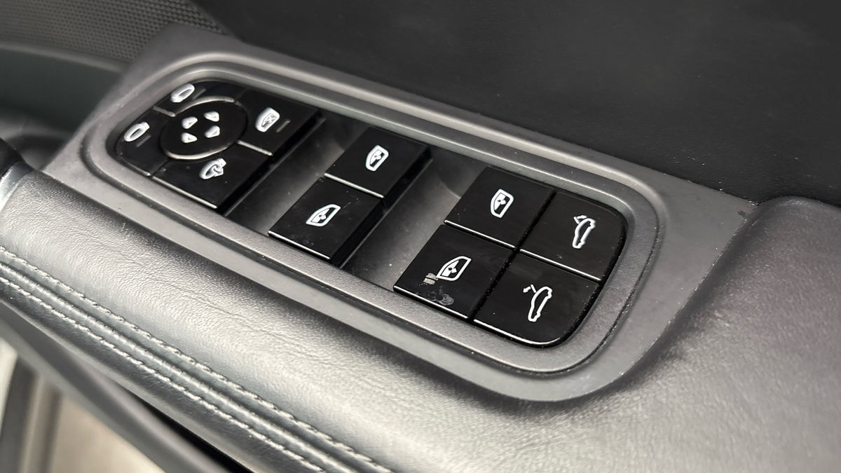 Porsche Cayenne Image 28