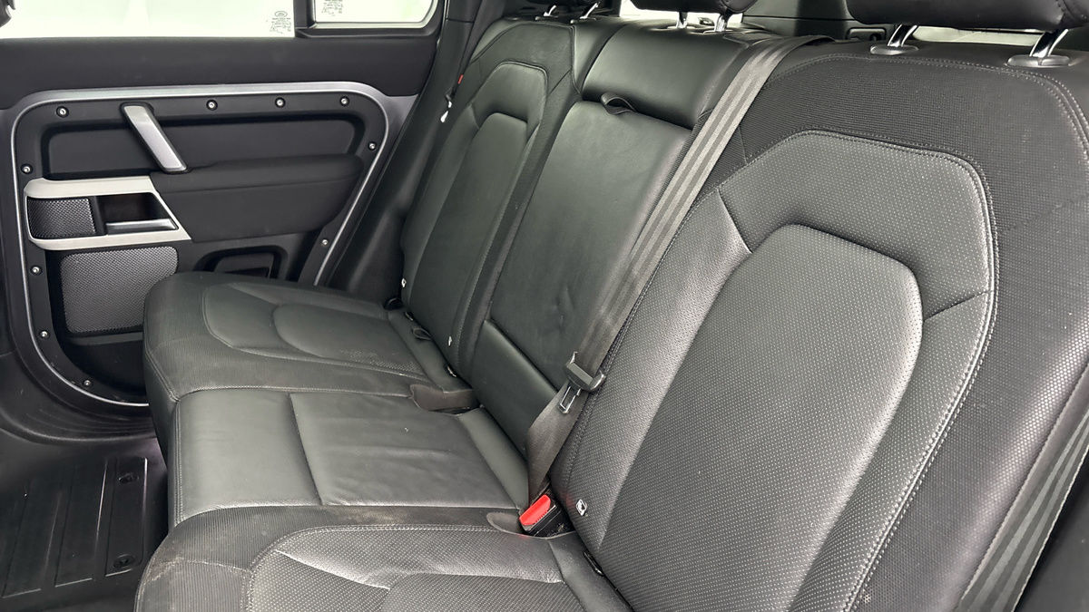 Land Rover Defender 110 Image 8