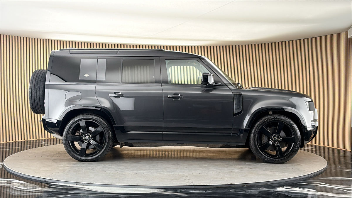 Land Rover Defender 110 Image 16