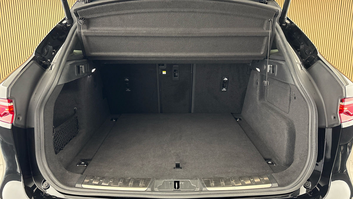 Jaguar F-PACE Image 11
