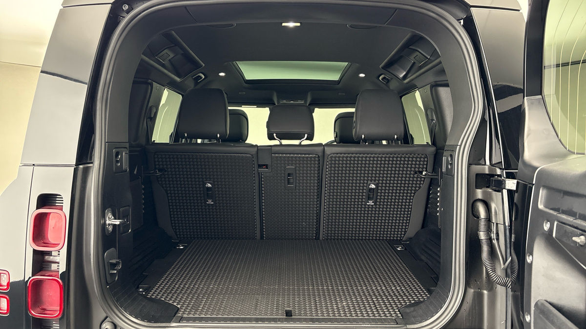 Land Rover Defender 110 Image 11