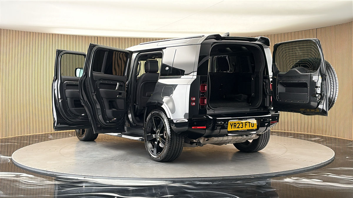 Land Rover Defender 110 Image 23