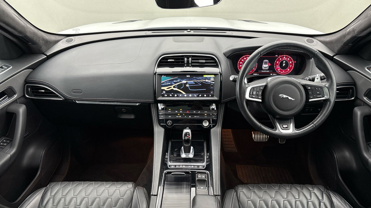 Jaguar F-PACE Image 12