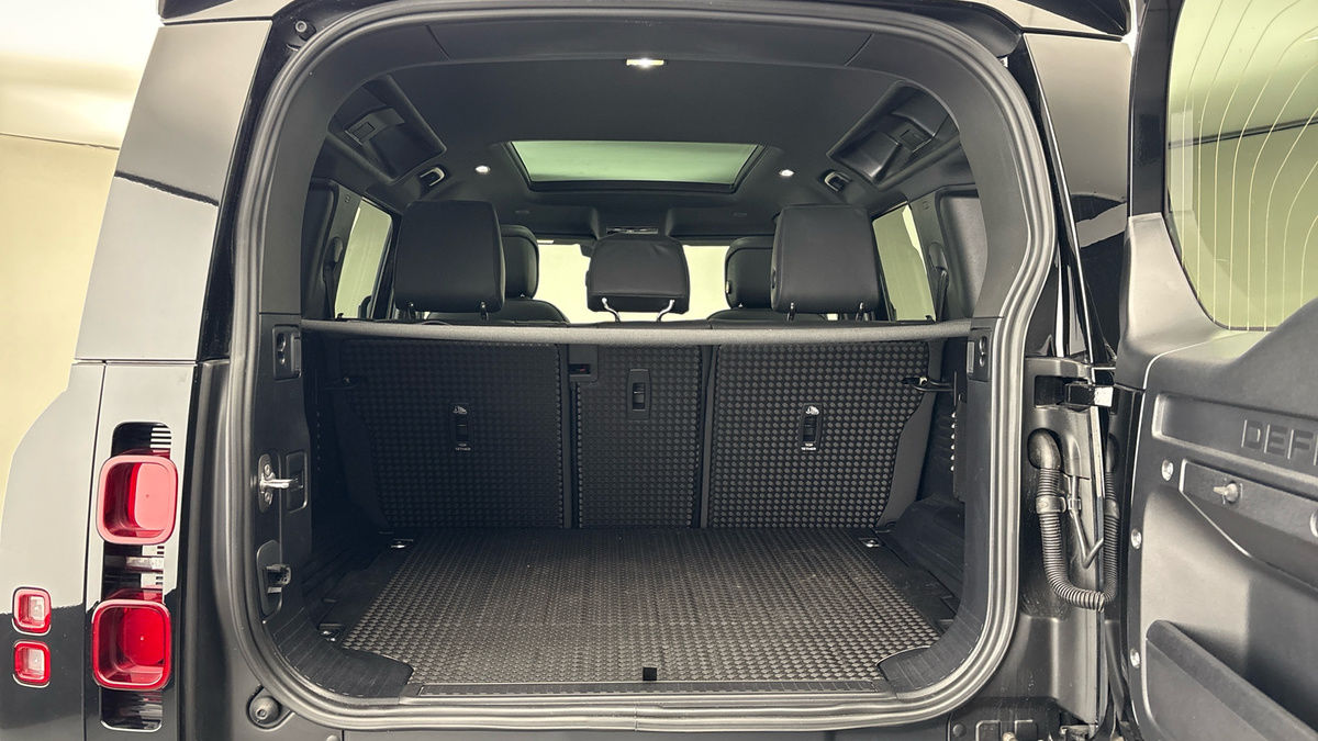 Land Rover Defender 110 Image 11
