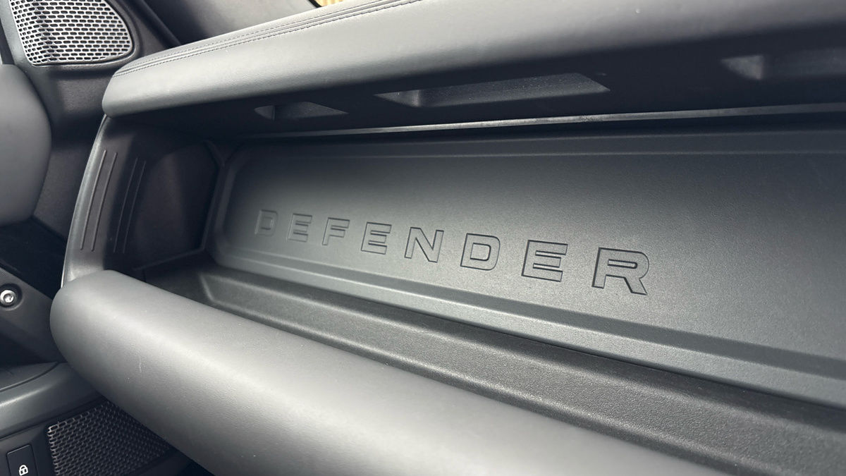 Land Rover Defender 110 Image 31