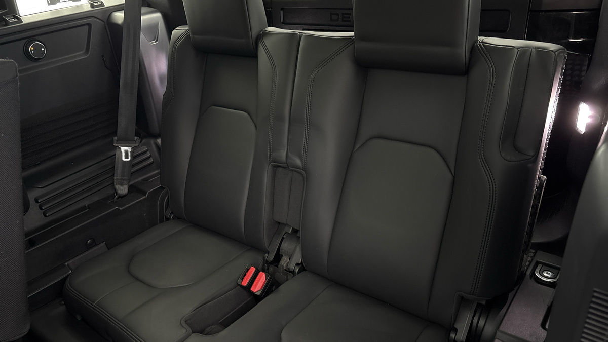 Land Rover Defender 110 Image 26