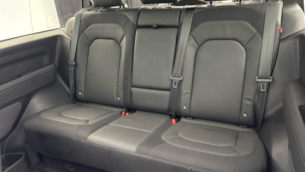 Land Rover Defender 90 Image 8