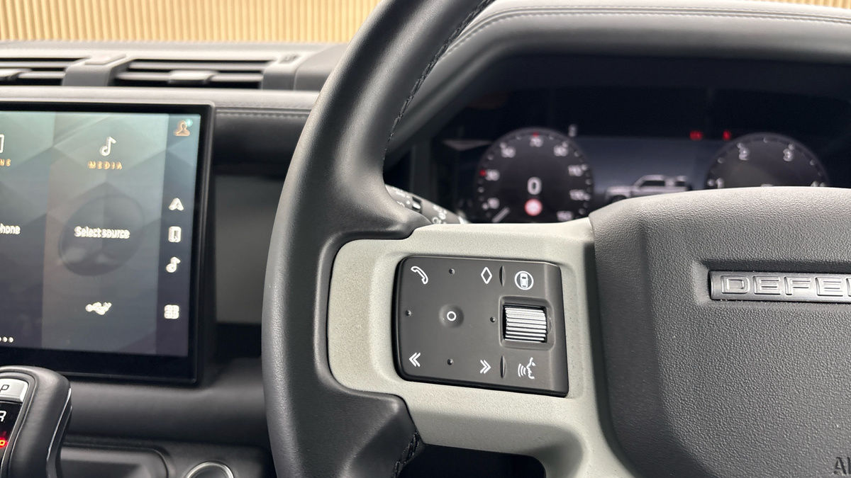 Land Rover Defender 90 Image 13