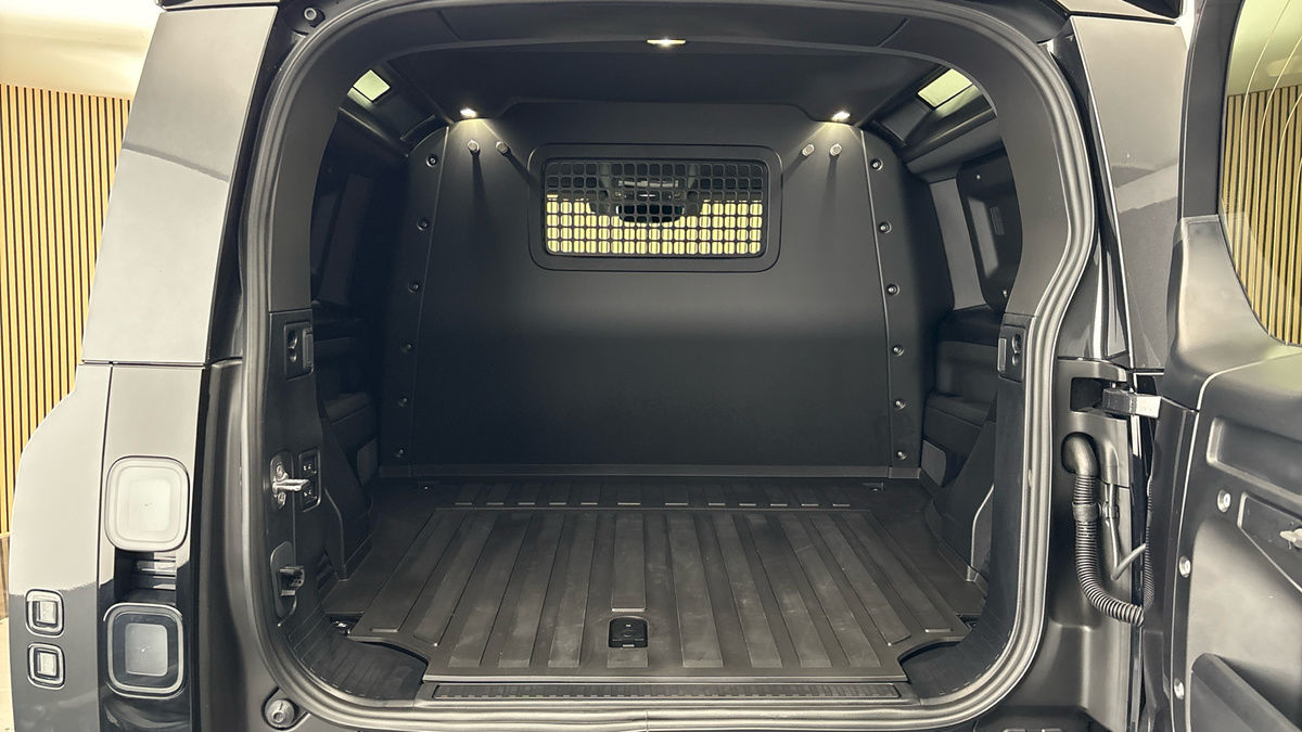 Land Rover Defender 90 Urban Image 11