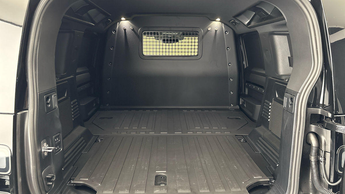 Land Rover Defender 110 Image 11