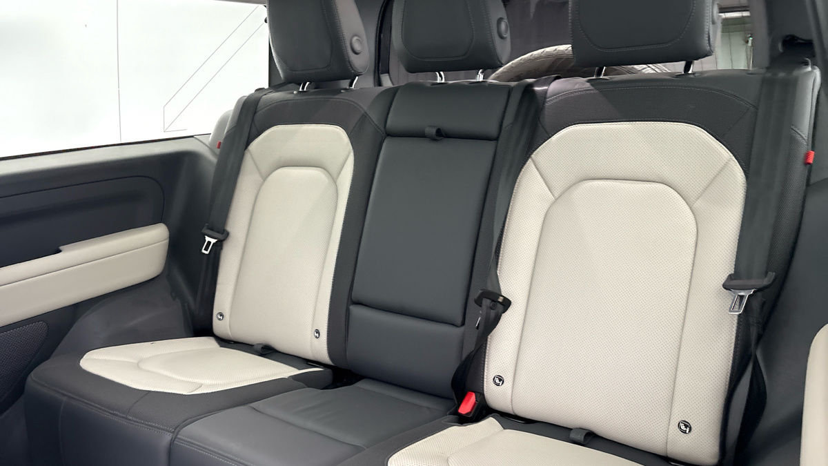 Land Rover Defender 90 Image 8