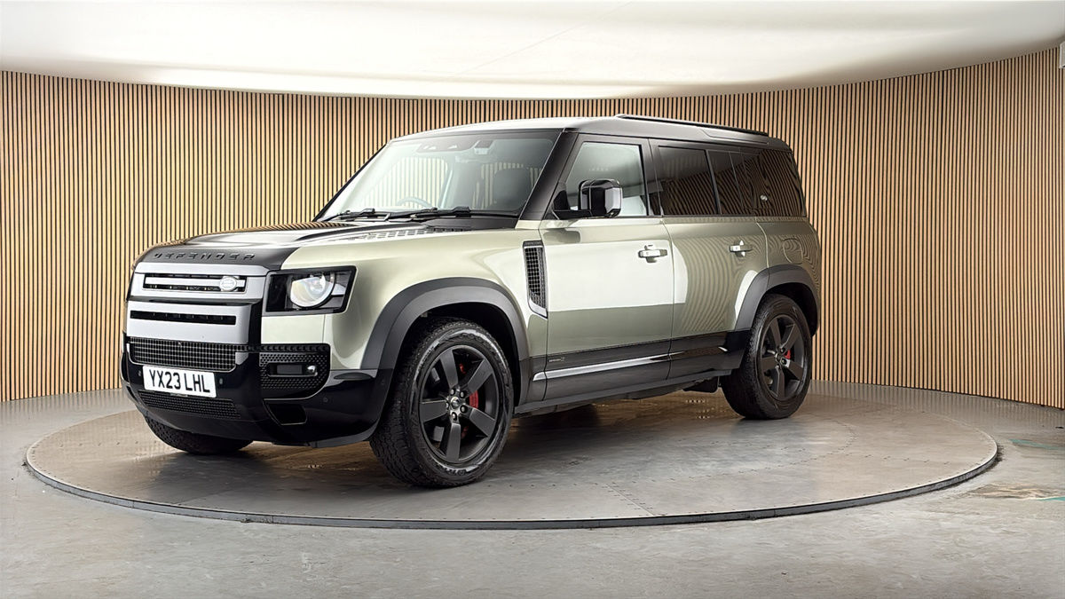 Land Rover Defender 110 Image 20