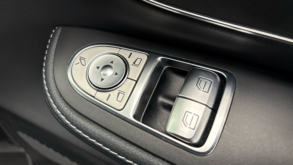 Mercedes-Benz V Class Image 25