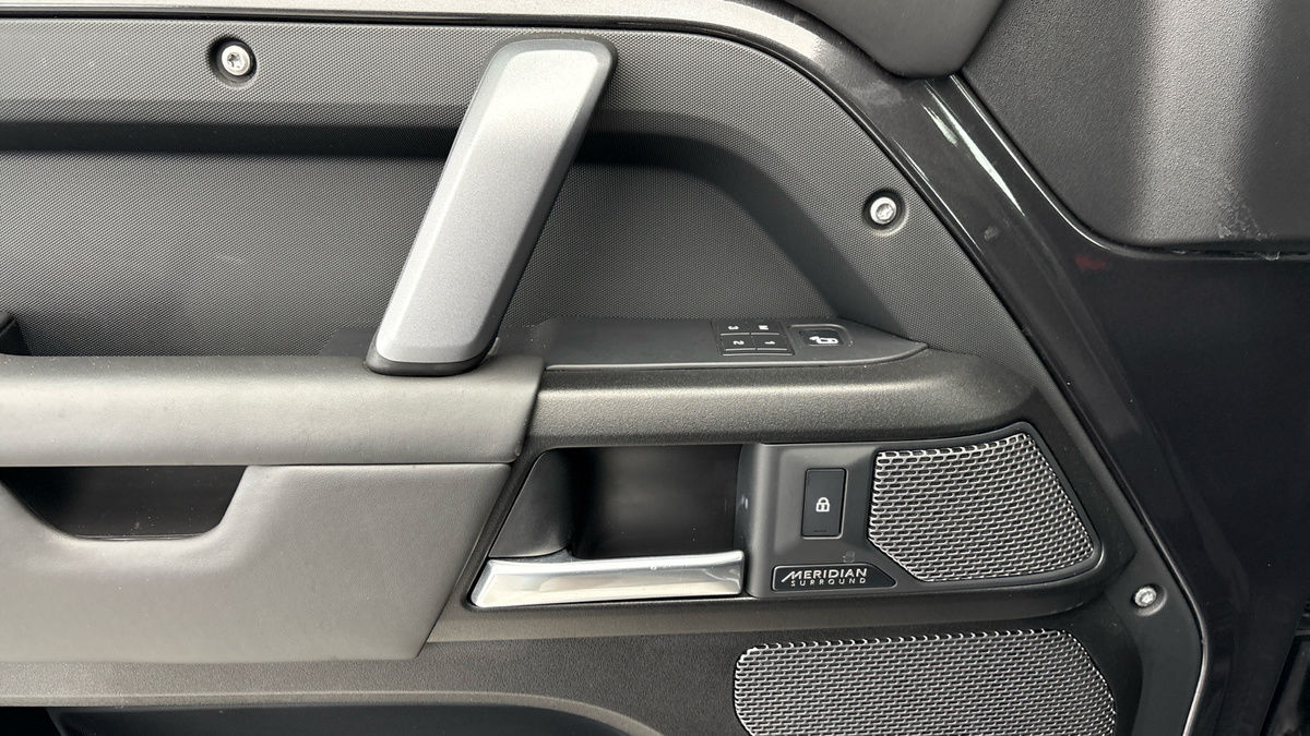 Land Rover Defender 110 Image 19