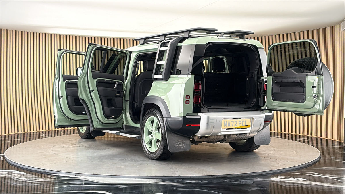 Land Rover Defender 110 Image 23