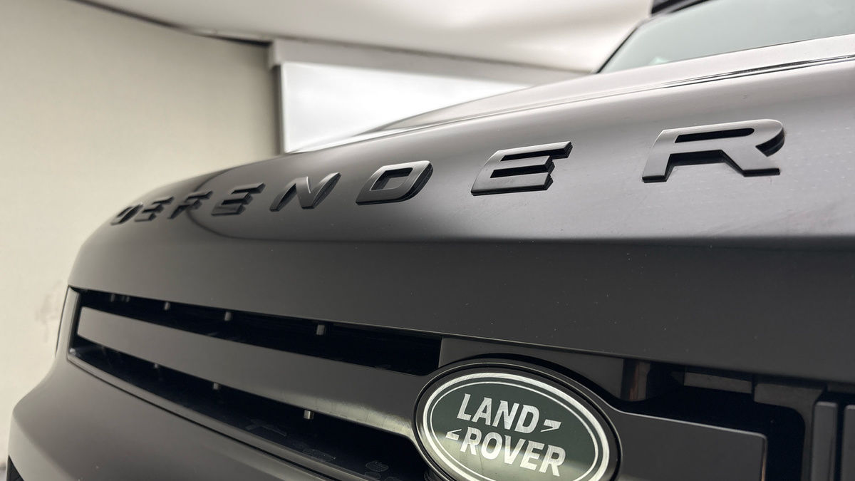 Land Rover Defender 110 Image 24