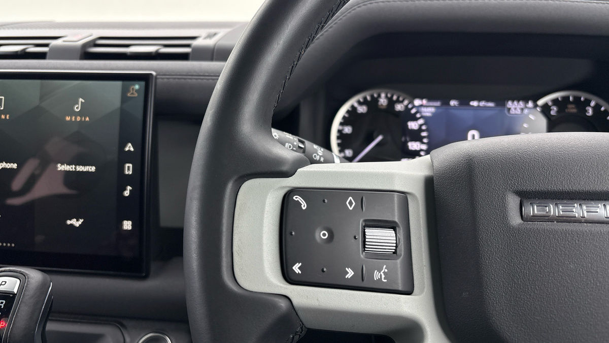 Land Rover Defender 110 Image 13