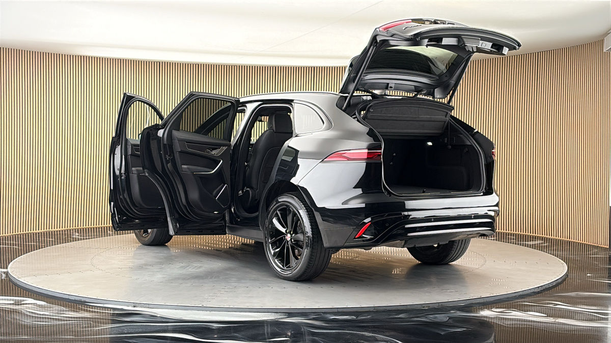 Jaguar F-PACE Image 23