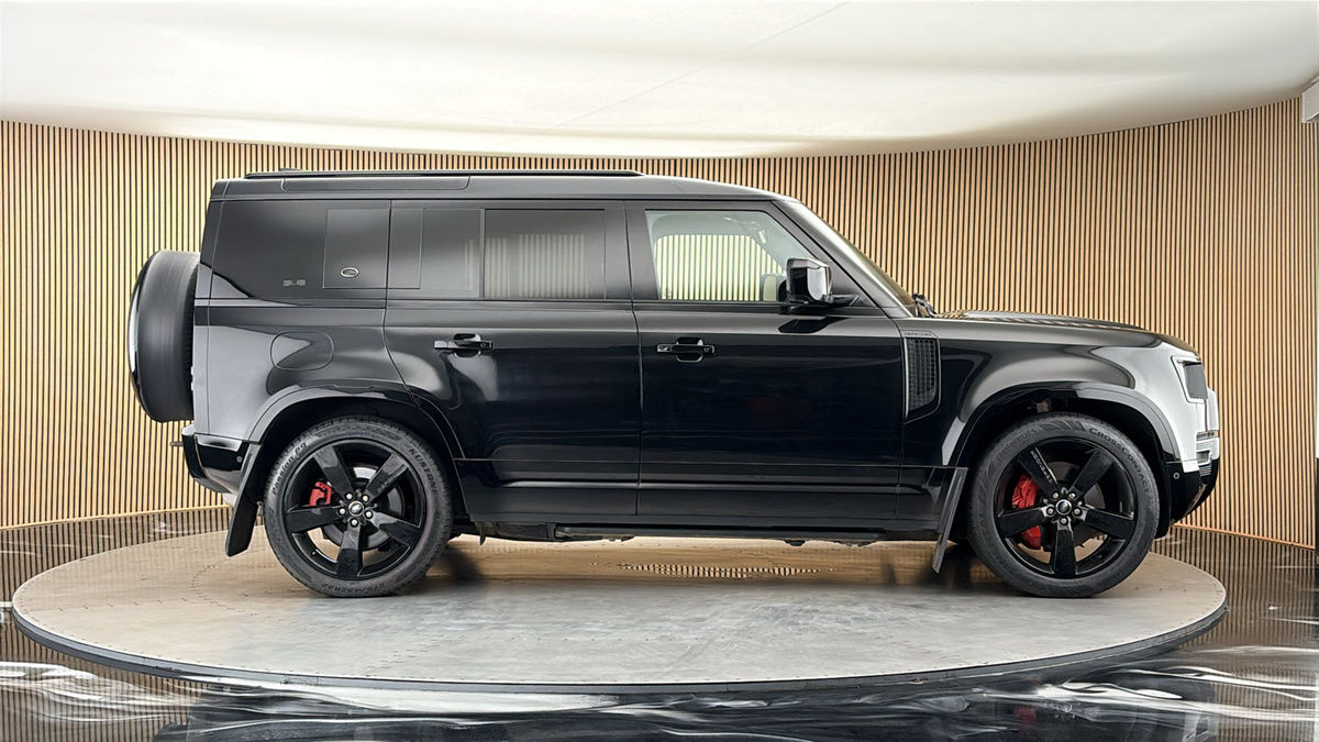 Land Rover Defender 110 Image 16
