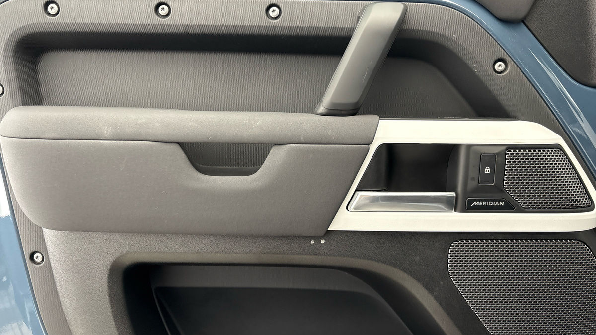 Land Rover Defender 110 Image 19